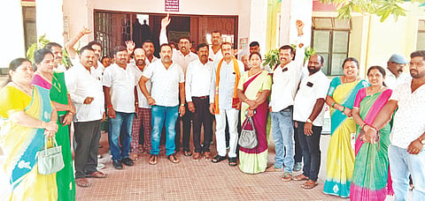 ಬೇಲೂರು ತಾಲೂಕು ಕಚೇರಿಯಲ್ಲಿ ಬಸವೇಶ್ವರ ಜಯಂತಿಗೆ ತಾಲೂಕು ಮಟ್ಟದ ಅಧಿಕಾರಿಗಳ ಗೈರು ಖಂಡಿಸಿ ತಾಲೂಕು ಕಚೇರಿ ಮುಂದೆ ವೀರಶೈವ-ಲಿಂಗಾಯತ ಮುಖಂಡರು ಪ್ರತಿಭಟನೆ ನಡೆಸಿದರು. 