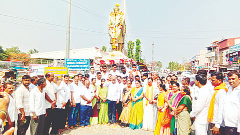 ಬಸವೇಶ್ವರರ ಜಯಂತಿ ಅಂಗವಾಗಿ ಪಟ್ಟಣದ ಬಸವೇಶ್ವರ ವೃತ್ತದಲ್ಲಿರುವ ಬಸವೇಶ್ವರರ ಪ್ರತಿಮೆಗೆ ಸೋಮವಾರ ಮಾಲಾರ್ಪಣೆ ಸಲ್ಲಿಸಿದ ಶಾಸಕ ಎಚ್.ಕೆ.ಸುರೇಶ್ ಹಾಗೂ ವೀರಶೈವ-ಲಿಂಗಾಯತ ಮುಖಂಡರು