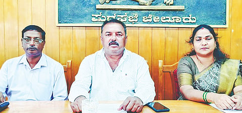 ಬೇಲೂರು ಪುರಸಭೆಯ ವೇಲಾಪುರಿ ಸಭಾಂಗಣದಲ್ಲಿ ಆಯೋಜಿಸಿದ್ದ ತುರ್ತು ಸಭೆಯ ಅಧ್ಯಕ್ಷತೆ ವಹಿಸಿ ಪುರಸಭೆ ಅಧ್ಯಕ್ಷ ಅಕ್ರಂ ಷರೀಫ್ ಮಾತನಾಡಿದರು. ಎ.ಆರ್.ಅಶೋಕ್, ಬಸವರಾಜ್ ಸಿಗ್ಗಾವಿ, ಉಷಾ ಸತೀಶ್, ಲೋಹಿತ್ ಇದ್ದರು.