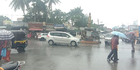 ಸೋಮವಾರ ಸೋನೆ ಮಳೆಯ ನಡುವೆಯೇ ವಾಹನಗಳ ಸವಾರರು ಹಾಗೂ ಸಾರ್ವಜನಿಕರು ಪಟ್ಟಣದಲ್ಲಿ ಛತ್ರಿ ಹಿಡಿದು ಓಡಾಡುತ್ತಿರುವುದು. 