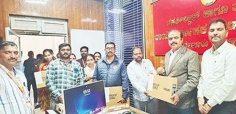 ಗ್ರಾಮ ಲೆಕ್ಕಾಧಿಕಾರಿಗಳಿಗೆ ಸಕಲೇಶಪುರ ಉಪ ವಿಭಾಗಾಧಿಕಾರಿ ಮಂಜುನಾಥ್, ತಹಸೀಲ್ದಾರ್ ಶ್ರೀಧರ್ ಕಂಕನವಾಡಿ ಲ್ಯಾಪ್‌ಟಾಪ್ ವಿತರಿಸಿದರು.