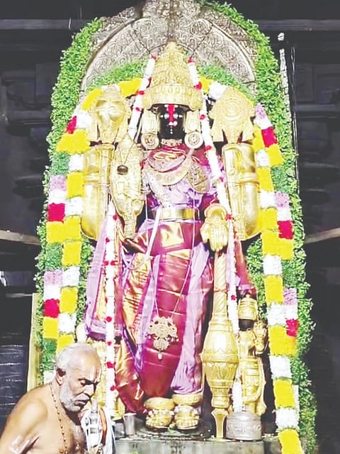 ಖಜಾನೆಯಲ್ಲಿದ್ದ ಚಿನ್ನದ ಆಭರಣಗಳನ್ನು ಯುಗಾದಿಯಂದು ಶ್ರೀ ಚನ್ನಕೇಶವಸ್ವಾಮಿ ದೇವರ ಮೂರ್ತಿಗೆ ಅಲಂಕರಿಸಿ ಪೂಜೆ ಸಲ್ಲಿಸಿರುವುದು.