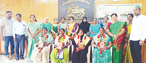 ಬೇಲೂರು ಪುರಸಭೆಯಲ್ಲಿ ಆಯೋಜಿಸಿದ್ದ ಅಂತಾರಾಷ್ಟ್ರೀಯ ಮಹಿಳಾ ದಿನಾಚರಣೆಯಲ್ಲಿ ಪೌರ ಕಾರ್ಮಿಕರನ್ನು ಸನ್ಮಾನಿಸಲಾಯಿತು. ಪುರಸಭೆ ಅಧ್ಯೆಕ್ಷೆ ಉಷಾ ಸತೀಶ್, ಭಾಗ್ಯಮ್ಮ, ತೀರ್ಥಕುಮಾರಿ ಇತರರು ಇದ್ದರು.