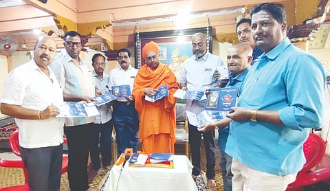 ಚಿಕ್ಕೋಡಿಯಲ್ಲಿ ಹಮ್ಮಿಕೊಂಡಿರುವ ಸಾಯಿ ವಾರ್ಷಿಕೋತ್ಸವ ಆಮಂತ್ರಣ ಪತ್ರಿಕೆ ಬಿಡುಗಡೆ ಕಾರ್ಯಕ್ರಮದಲ್ಲಿ ಸಂಪಾದನಾ ಶ್ರೀ, ಜಗದೀಶ ಕವಟಗಿಮಠ, ಆದಿನಾಥ ಶೆಟ್ಟಿ, ಮಡಿವಾಳಪ್ಪ ಬಸರಗಿ, ಸಿದ್ದಪ್ಪ ಡಂಗೆರ ಇತರರಿದ್ದರು.