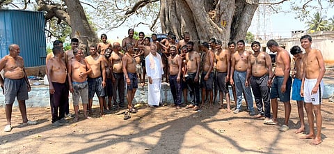 ಯುಗಾದಿ ಹಬ್ಬದ ಹಿನ್ನೆಲೆಯಲ್ಲಿ ಮೈಗೆ ಅರಳೆಣ್ಣೆ ಹಚ್ಚಿಕೊಂಡಿರುವ ಜನರು.