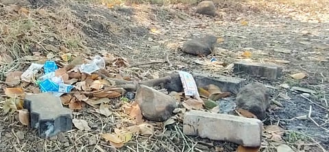 ರಕ್ಕಸಕೊಪ್ಪ ಜಲಾಶಯದ ಸುತ್ತಲಿನ ಜಮೀನುಗಳಲ್ಲಿ ಬಿದ್ದಿರುವ ಮದ್ಯದ ತ್ಯಾಜ್ಯ.