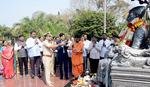 ಬೆಳಗಾವಿಯ ಶಿವಾಜಿ ಉದ್ಯಾನದಲ್ಲಿ ಗುರುವಾರ ಶಿವಾಜಿ ಪ್ರತಿಮೆಗೆ ಜಿಲ್ಲಾಧಿಕಾರಿ ಮೊಹಮ್ಮದ್ ರೋಷನ್ ಪೂಜೆ ಸಲ್ಲಿಸಿದರು. 