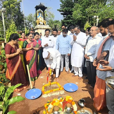  ಬೆಳಗಾವಿಯ ಬಸವೇಶ್ವರ ವೃತ್ತದ ಉದ್ಯಾನದಲ್ಲಿ ಕಂಚಿನ ಪ್ರತಿಮೆ ಪ್ರತಿಷ್ಠಾಪನೆ ಕಾಮಗಾರಿಗೆ ಶುಕ್ರವಾರ ಡಾ.ಪ್ರಭಾಕರ ಕೊರೆ ಭೂಮಿಪೂಜೆ ನೆರವೇರಿಸಿದರು. 
