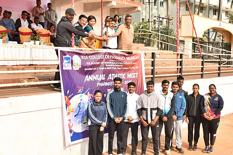 ಬೆಳಗಾವಿಯಲ್ಲಿ ಜರುಗಿದ ಕೆಎಲ್ಇ ಫಾರ್ಮಸಿ ಕಾಲೇಜಿನ ಕ್ರೀಡಾಕೂಟದಲ್ಲಿ ಡಾ.ಸುಚಿತ್ರಾ ಬ್ಯಾನರ್ಜಿ ಕುರುಂದಕರ, ಡಾ.ಸುನೀಲ ಜಲಾಲಪುರೆ, ಡಾ.ಎಂ.ಬಿ.ಪಾಟೀಲ, ಡಾ.ವಿ.ಎಸ್.ಮಾಸ್ತಿಹೋಳಿಮಠ ಇತರರು ಕ್ರೀಡಾಜ್ಯೋತಿ ಸ್ವೀಕರಿಸಿದರು.