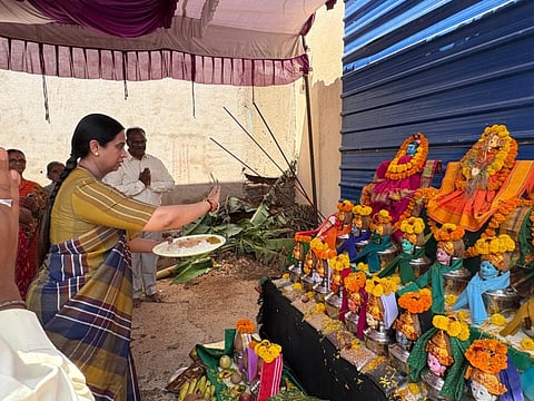 ಬೆಳಗಾವಿಯ ಗಣೇಶಪುರ ದುರ್ಗಾದೇವಿಗೆ ಸಚಿವೆ ಲಕ್ಷ್ಮೀ ಹೆಬ್ಬಾಳ್ಕರ್ ಶುಕ್ರವಾರ ಪೂಜೆ ಸಲ್ಲಿಸಿದರು. 