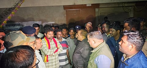 ಬೆಳಗಾವಿಯ ಮಚ್ಛೆ ಪಟ್ಟಣದಲ್ಲಿನ ರಾಯಣ್ಣನ ಪ್ರತಿಮೆಗೆ ಅವಮಾನ ಮಾಡಿರುವುದಾಗಿ ಆರೋಪಿಸಿ ಪ್ರತಿಭಟನೆ ಮುಂದಾಗಿದ್ದ ಸ್ಥಳೀಯರನ್ನು ಗುರುವಾರ ತಡರಾತ್ರಿ ಪೊಲೀಸರು ಸಮಾಧಾನಗೊಳಿಸಿದರು. 