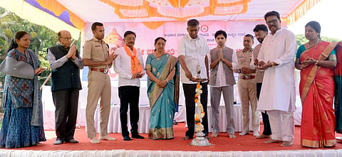  ಬೆಳಗಾವಿಯಲ್ಲಿ ಸೋಮವಾರ ಏರ್ಪಡಿಸಿದ್ದ ಬಸವ ಜಯಂತಿಯನ್ನು ಸತೀಶ ಜಾರಕಿಹೊಳಿ ಉದ್ಘಾಟಿಸಿದರು. ರತ್ನಪ್ರಭಾ ಬೆಲ್ಲದ, ಹಣುಮಂತ ಕೊಂಗಾಲಿ, ಮೊಹಮ್ಮದ್ ರೋಷನ್, ಕೆ.ರಾಮರಾಜನ್, ಭೂಷಣ ಬೋರಸೆ ಇತರರಿದ್ದರು. 