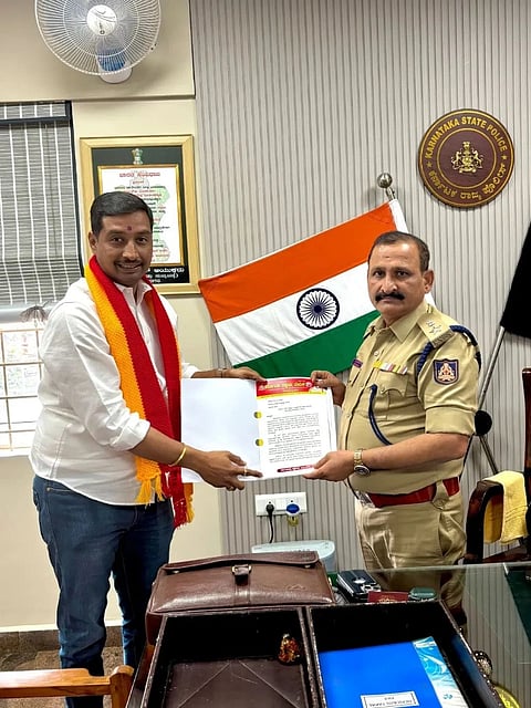 ಬೆಳಗಾವಿಯಲ್ಲಿ ನಕಲಿ ದಾಖಲೆ ಹೊಂದಿರುವ ಅನ್ಯ ರಾಜ್ಯದವರ ವಿರುದ್ಧ ಕ್ರಮಕ್ಕೆ ಆಗ್ರಹಿಸಿ ದೀಪಕ ಗುಡಗನಟ್ಟಿ ಶುಕ್ರವಾರ ಡಿಸಿಪಿ ನಾರಾಯಣ ಬರಮಣಿಗೆ ಮನವಿ ಸಲ್ಲಿಸಿದರು.