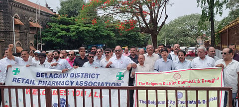 ಆನ್​ಲೈನ್​ ಔಷಧ ಮಾರಾಟ ವಿರೋಧಿಸಿ ಬೆಳಗಾವಿಯಲ್ಲಿ ಬುಧವಾರ ಮೆಡಿಕಲ್​ ಶಾಪ್​ ಮಾಲೀಕರು ಪ್ರತಿಭಟನೆ ನಡೆಸಿದರು. ಎಸ್​.ಎಸ್​.ಗಡಿಯಣ್ಣವರ, ಎನ್​.ಜಿ.ಕುಲಕರ್ಣಿ, ಬಿ.ಎಸ್​.ಕುಡಚಿಮಠ, ಸಲೀಂ ಬರ್ಗಿರ್​, ಕೇಶವ ಕುಲಕರ್ಣಿ ಇತರರಿದ್ದರು.