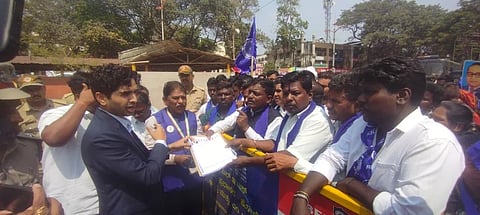 ಬೆಳಗಾವಿ ಶಾಹುನಗರದಲ್ಲಿನ ಡೊಂಬರ ಸಮುದಾಯದ ಸ್ಮಶಾನಭೂಮಿ ಉಳಿಸಿಕೊಡುವಂತೆ ಆಗ್ರಹಿಸಿ ಶುಕ್ರವಾರ ಜಿಲ್ಲಾಧಿಕಾರಿ ಮೊಹಮ್ಮದ್ ರೋಷನರಿಗೆ ಮನವಿ ಸಲ್ಲಿಸಲಾಯಿತು. 