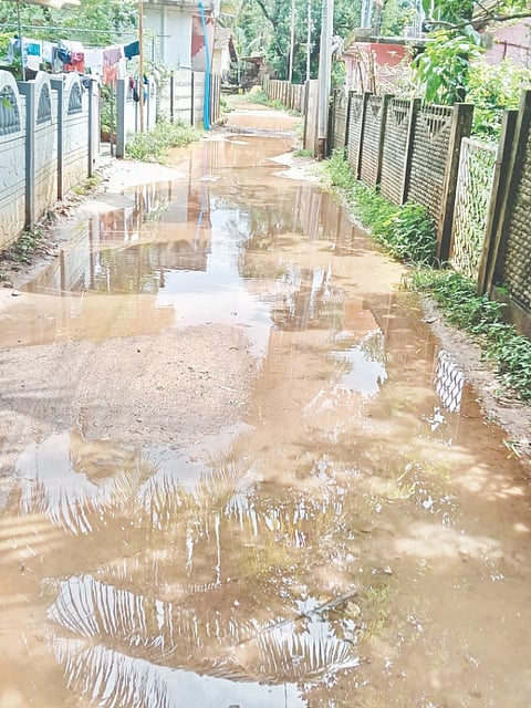  ದೊಡ್ಡಹಿತ್ಲು ಬೈಲೂರ್‌ಕಾರ್ ಹಿತ್ಲು ಪರಿಸರದ ಕೆಸರುಮಯ ರಸ್ತೆ.