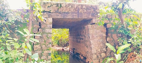 ಕುಸಿಯುವ ಭೀತಿಯಲ್ಲಿರುವ ಕಿರು ಸೇತುವೆ.  