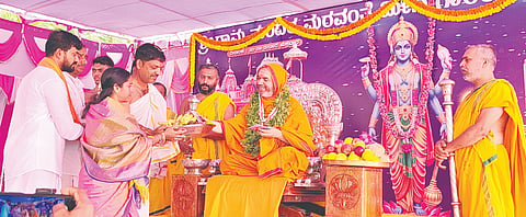  ಮರವಂತೆ ಶ್ರೀ ರಾಮ ಮಂದಿರದ ಮೀನುಗಾರರ ಸೇವಾ ಸಮಿತಿಯ ಶ್ರೀ ಲಕ್ಷ್ಮಣ ದೇವರಿಗೆ ಶ್ರೀ ರಾವೇಶ್ವರ ಮಹಾಸ್ವಾಮೀಜಿ ಸುವರ್ಣ ಕಿರೀಟ ಸಮರ್ಪಿಸಿ ಆಶೀರ್ವಚನ ನೀಡಿದರು. ಪ್ರಮುಖರಾದ ಸುರೇಶ ಖಾರ್ವಿ, ವಾಸುದೇವ ಖಾರ್ವಿ, ವೆಂಕಟರಮಣ ಖಾರ್ವಿ, ಚಂದ್ರ ಖಾರ್ವಿ, ಸೋಮಯ್ಯ ಖಾರ್ವಿ ಮತ್ತಿತರರಿದ್ದರು.