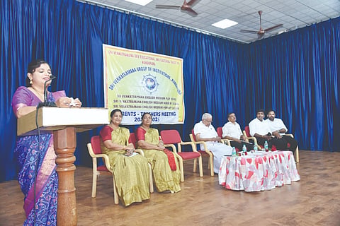 ಕುಂದಾಪುರ ಶ್ರೀ ವೆಂಕಟರಮಣ ಆಂಗ್ಲ ಮಾಧ್ಯಮ ಪ್ರಾಥಮಿಕ ವಿಭಾಗದ ರಕ್ಷಕ-ಶಿಕ್ಷಕ ಸಭೆಯಲ್ಲಿ ರಾಧಾಕೃಷ್ಣ ಶೆಣೈ, ಪದ್ಮಾ ರಾಘವೇಂದ್ರ ಮೊದಲಾದವರಿದ್ದರು.