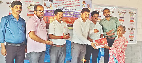  ಹೆವ್ಮಾಡಿ ಜನತಾ ಪದವಿಪೂರ್ವ ಕಾಲೇಜಿನಲ್ಲಿ ಶುಕ್ರವಾರ ಕಿವಿಯ ಉಚಿತ ತಪಾಸಣೆ ಮತ್ತು ಶ್ರವಣ ಯಂತ್ರಕ್ಕೆ ಸಹಾಯಧನ ವಿತರಣೆ ಕಾರ್ಯಕ್ರಮ ನಡೆಯಿತು. ಪ್ರಮುಖರಾದ ಬಿ.ರಾವೇಂದ್ರ ಪೈ, ಕಿರಣ್ ದೇವಾಡಿಗ, ಲವ ಬಂಗೇರ, ಡಾ.ಅಂಕಿತಾ ಕಲ್ಮಾಡಿ ಮತ್ತಿತರರಿದ್ದರು.  