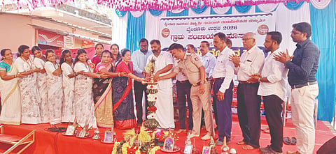 ವಿವಿಧ ಸಂಘ-ಸಂಸ್ಥೆಗಳ ಸಹಯೋಗದೊಂದಿಗೆ ಹೊಸಾಡು ಗ್ರಾಪಂ ವಠಾರದಲ್ಲಿ ನಡೆದ ಹೊಸಾಡು ಗ್ರಾಮೋತ್ಸವ-2026 ಕಾರ್ಯಕ್ರಮವನ್ನು ಶಾಸಕ ಗುರುರಾಜ್ ಶೆಟ್ಟಿ ಗಂಟಿಹೊಳೆ ಉದ್ಘಾಟಿಸಿದರು. ಹೊಸಾಡು ಪಂಚಾಯಿತಿ ಆಡಳಿತಾಧಿಕಾರಿ ಸತ್ಯನಾರಾಯಣ ಜಿ., ಡಾ.ವಿನಿತಾ, ಡಾ.ಸುಲೋಚನಾ, ಸೌಪರ್ಣಿಕಾ ಸಂಜೀವಿನಿ ಒಕ್ಕೂಟ ಹೊಸಾಡು ಅಧ್ಯಕ್ಷೆ ಯಶೋದಾ ಇತರರಿದ್ದರು.