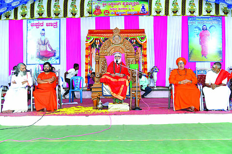 ಗೋಕಾಕ ಹುಣಶ್ಯಾಳ ಪಿಜಿಯಲ್ಲಿ ಜರುಗುತ್ತಿರುವ 27ನೇ ಸತ್ಸಂಗ ಸಮ್ಮೇಳನದ ಸಾನ್ನಿಧ್ಯವಹಿಸಿ ಶ್ರೀ ರಂಭಾಪುರಿ ಜಗದ್ಗುರು ಮಾತನಾಡಿದರು. ಗಣೇಶಾನಂದ ಮಹಾರಾಜರು, ಶಾಮಾನಂದ ಪೂಜೇರಿ, ನಿಜಗುಣದೇವ ಸ್ವಾಮೀಜಿ ಇತರರಿದ್ದರು.