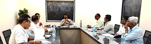 ಗುರುಮಠಕಲ್​ನಲ್ಲಿ ಶುಕ್ರವಾರ ಶಾಸಕರ ಜನಸಂಪರ್ಕ ಕಚೇರಿಯಲ್ಲಿ ಕುಡಿಯುವ ನೀರಿನ ಕುರಿತು ಕರೆದಿದ್ದ ಅಧಿಕಾರಿಗಳ ಸಭೆಯಲ್ಲಿ ಶಾಸಕ ಶರಣಗೌಡ ಕಂದಕೂರ ಮಾತನಾಡಿದರು. ತಹಸೀಲ್ದಾರ್​ ಚನ್ನಮಲ್ಲಪ್ಪ ಂಟಿ, ಇಒ ಅಮರೇಶ ಪಾಟೀಲ್​ ಇತರರಿದ್ದರು.