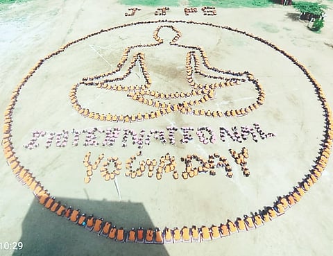  ಹಲಗೂರಿನ ಜೆ.ಜೆ .ಪಬ್ಲಿಕ್ ಶಾಲೆಯಲ್ಲಿ  ವಿದ್ಯಾರ್ಥಿಗಳು ಯೋಗ ಅಭ್ಯಾಸದ ಮೂಲಕ ಪತಾಂಜಲಿ ಮಹರ್ಷಿಗಳ ಚಿತ್ರ ಬಿಡಿಸಿರುವುದು.