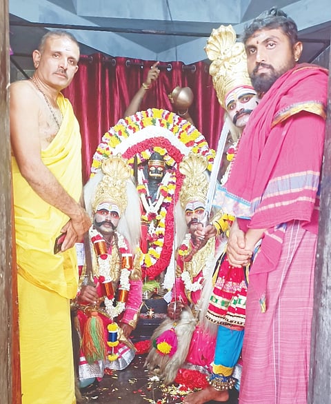 ವೀರಭದ್ರೇಶ್ವರ ದೇವರ ಮೂರ್ತಿಯ ಜತೆ ವೀರಗಾಸೆ ಕುಣಿತದ ಕಲಾವಿದರು