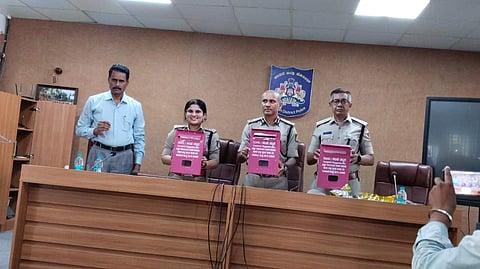 ಹಾಸನ ನಗರದ ಜಿಲ್ಲಾ ಪೊಲೀಸ್ ವರಿಷ್ಠಾಧಿಕಾರಿ ಕಚೇರಿಯಲ್ಲಿ ದಕ್ಷಿಣ ವಲಯ ಐಜಿ ಬೋರಲಿಂಗಯ್ಯ ದೂರು/ಸಲಹಾ ಪೆಟ್ಟಿಗೆ ಬಿಡುಗಡೆಗೊಳಿಸಿದರು. ಎಸ್ಪಿ ಶುಭನ್ವಿತಾ, ಎಎಸ್ಪಿ ಎಂ.ಕೆ.ತಮಯ್ಯ, ಸಾರ್ವಜನಿಕ ಶಿಕ್ಷಣ ಇಲಾಖೆ ಉಪನಿರ್ದೆಶಕ ಕೆ.ಎನ್.ಬಲರಾಮ್, ಡಿವೈಎಸ್ಪಿ ಗಂಗಾಧರ್ ಇತರರಿದ್ದರು.