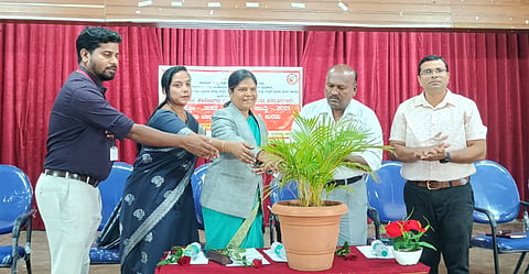 ಹಾಸನದ ಸಂತ ಜೋಸೆಫ್‌ರ ಶಾಲೆಯಲ್ಲಿ ಆಯೋಜಿಸಿದ್ದ ಪಾಲಕರಿಗೆ ತರಬೇತಿ ಕಾರ್ಯಕ್ರಮವನ್ನು ಗಣ್ಯರು ಉದ್ಘಾಟಿಸಿದರು. ವೆಂಕಟೇಶ್, ಬಿ.ಕೆ ದಾಕ್ಷಾಯಿಣಿ, ಕೆ.ಜಿ.ದಿಲೀಪ್ ಇತರರಿದ್ದರು.