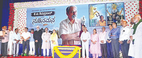 ಹಾಸನಾಂಬ ಕಲಾಕ್ಷೇತ್ರದಲ್ಲಿ ಕೆ.ಟಿ.ಶಿವಪ್ರಸಾದ್ ಅಭಿಮಾನಿಗಳ ಬಳಗದಿಂದ ಕೆ.ಟಿ.ಶಿವಪ್ರಸಾದ್ ಅವರಿಗೆ ನುಡಿ ನಮನ ಕಾರ್ಯಕ್ರಮದಲ್ಲಿ ಗಣ್ಯರು ಪಾಲ್ಗೊಂಡಿದ್ದರು. ಚಿ.ಸು.ಕೃಷ್ಣಶೆಟ್ಟಿ, ಆರ್.ಪಿ.ವೆಂಕಟೇಶ್‌ಮೂರ್ತಿ, ಬಾನು ಮುಷ್ತಾಕ್, ಎಚ್.ಎಂ. ವಿಶ್ವನಾಥ್, ಸಿ.ಸುವರ್ಣ, ಜಿ.ಎಲ್.ಮುದ್ದೇಗೌಡ ಇತರರಿದ್ದರು.