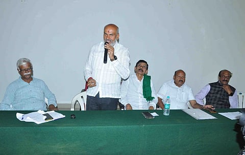 ಜಿಲ್ಲೆಯಲ್ಲಿ ಕಾಡಾನೆ-ಮಾನವ ಸಂಘರ್ಷದಿಂದ ದಶಕಗಳಿಂದ ತತ್ತರಿಸಿರುವ ಆಲೂರು, ಬೇಲೂರು, ಸಕಲೇಶಪುರ ಹಾಗೂ ಅರಕಲಗೂಡು ತಾಲೂಕುಗಳು ಸೇರಿದಂತೆ ಮೂರು ಜಿಲ್ಲೆಗಳ ಜನರ ಸಮಸ್ಯೆಗಳಿಗೆ ಶಾಶ್ವತ ಪರಿಹಾರ ಕಂಡುಹಿಡಿಯುವ ಉದ್ದೇಶದಿಂದ ನಗರದ ರೆಡ್‌ಕ್ರಾಸ್ ಭವನದಲ್ಲಿ ಸರ್ವಪಕ್ಷ, ಸರ್ವ ಸಂಘಟನೆಗಳ ಸಭೆ ನಡೆಯಿತು. ಎಚ್.ಕೆ.ಸುರೇಶ್, ಎಚ್.ಕೆ.ಕುಮಾರಸ್ವಾಮಿ, ವೆಂಕಟೇಶ್‌ಮೂರ್ತಿ ಇತರರಿದ್ದರು.
