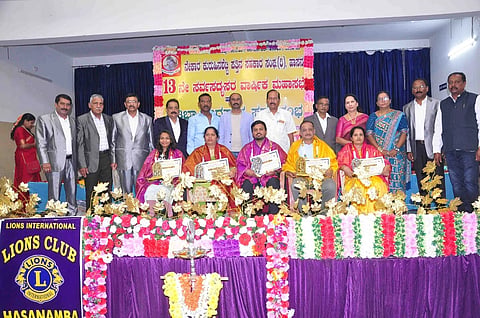  ಹಾಸನದ ಎಂ.ಜಿ.ರಸ್ತೆ ರವೀಂದ್ರನಗರದಲ್ಲಿರುವ ಜಿಲ್ಲಾ ಕುರುಹಿನಶೆಟ್ಟಿ ಭವನದಲ್ಲಿ ನೇಕಾರ ಕುರುಹಿನಶೆಟ್ಟಿ ಪತ್ತಿನ ಸಹಕಾರ ಸಂಘದ 13ನೇ ಸರ್ವಸದಸ್ಯರ ವಾರ್ಷಿಕ ಮಹಾಸಭೆ, ಪ್ರತಿಭಾನ್ವಿತ ವಿದ್ಯಾರ್ಥಿಗಳ ಸನ್ಮಾನ ಹಾಗೂ ಆರೋಗ್ಯ ಉಚಿತ ತಪಾಸಣಾ ಶಿಬಿರ ಆಯೋಜಿಸಲಾಗಿತ್ತು. ಬೆಳ್ಳಿಚುಕ್ಕಿ ವೀರೇಂದ್ರ, ಕೆ.ಸಿ.ಕೃಷ್ಣಶೆಟ್ಟಿ ಇತರರಿದ್ದರು. 