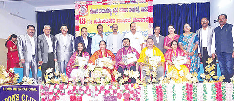 ಹಾಸನದ ಎಂ.ಜಿ.ರಸ್ತೆ ರವೀಂದ್ರನಗರದಲ್ಲಿರುವ ಜಿಲ್ಲಾ ಕುರುಹಿನಶೆಟ್ಟಿ ಭವನದಲ್ಲಿ ನೇಕಾರ ಕುರುಹಿನಶೆಟ್ಟಿ ಪತ್ತಿನ ಸಹಕಾರ ಸಂಘದ 13ನೇ ಸರ್ವಸದಸ್ಯರ ವಾರ್ಷಿಕ ಮಹಾಸಭೆ, ಪ್ರತಿಭಾನ್ವಿತ ವಿದ್ಯಾರ್ಥಿಗಳ ಸನ್ಮಾನ ಹಾಗೂ ಆರೋಗ್ಯ ಉಚಿತ ತಪಾಸಣಾ ಶಿಬಿರ ಆಯೋಜಿಸಲಾಗಿತ್ತು. ಬೆಳ್ಳಿಚುಕ್ಕಿ ವೀರೇಂದ್ರ, ಕೆ.ಸಿ.ಕೃಷ್ಣಶೆಟ್ಟಿ ಇತರರಿದ್ದರು.