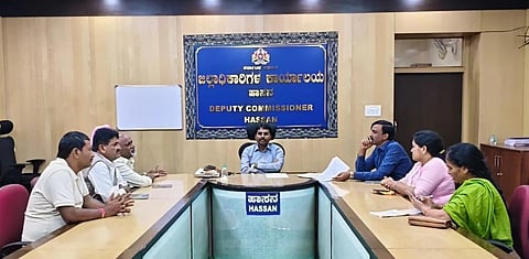  ಹಾಸನ ಜಿಲ್ಲಾಧಿಕಾರಿ ಕಚೇರಿ ಸಭಾಂಗಣದಲ್ಲಿ ಶನಿವಾರ ಆಯೋಜಿಸಿದ್ದ ಜಿಲ್ಲಾ ಕನ್ನಡ ಜಾಗೃತಿ ಸಮಿತಿ ಸಭೆಯ ಅಧ್ಯಕ್ಷತೆ ವಹಿಸಿ ಅಪರ ಜಿಲ್ಲಾಧಿಕಾರಿ ಜಗದೀಶ್ ಗಂಗಣ್ಣನವರ್ ಮಾತನಾಡಿದರು. ರಾಘವೇಂದ್ರ ಕುಮಾರ್,  ಆರ್.ಬಿ.ಪುಟ್ಟೇಗೌಡ, ರತಿ, ತಾರಾನಾಥ್ ಇದ್ದರು.