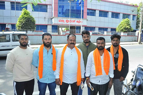  ಜಿಲ್ಲೆಯಲ್ಲಿ ಗೋವುಗಳ ಅಕ್ರಮ ಸಾಗಣೆ ಹಾಗೂ ಕಸಾಯಿಖಾನೆಗೆ ಕರೆದೊಯ್ಯುವ ಪ್ರಕರಣಗಳು ಹೆಚ್ಚಾಗಿದ್ದು, ಈ ಸಂಬಂಧ ಕ್ರಮಕೈಗೊಳ್ಳಬೇಕು ಎಂದು ಶ್ರೀರಾಮ ಸೇನೆ ಮುಖಂಡರು ಎಸ್ಪಿಗೆ ಮನವಿ ಸಲ್ಲಿಸಿದರು. ಶ್ರೀರಾಮ ಸೇನೆ ನಗರಾಧ್ಯಕ್ಷ ದರ್ಶನ್, ಧರ್ಮ ನಾಯಕ್ ಇತರರಿದ್ದರು.
