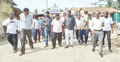 ಕಿಕ್ಕೇರಿ ಹೋಬಳಿಯ ಸಾಸಲು ಕ್ಷೇತ್ರದ ಮುಜರಾಯಿ ಇಲಾಖೆ ದೇಗುಲ ಅಭಿವೃದ್ಧಿ, ಸಮಸ್ಯೆಗಳ ಕುರಿತು ಮಂಗಳವಾರ ಶಾಸಕ ಎಚ್.ಟಿ. ಮಂಜು ವೀಕ್ಷಣೆ ಮಾಡಿದರು. ಶ್ರೀನಿವಾಸ್, ಅಶೋಕ್, ವೀಣಾ, ನರೇಂದ್ರ, ವಿಜಯ್, ಗ್ರಾಮಸ್ಥರು ಇದ್ದರು. 