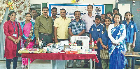 ಕಿಕ್ಕೇರಿ ಕೆಪಿಎಸ್ ಪ್ರೌಢಶಾಲೆಯಲ್ಲಿ ಶುಕ್ರವಾರ ರಾಷ್ಟ್ರೀಯ ಕೌಶಲ ಅರ್ಹತಾ ಚೌಕಟ್ಟು ತರಬೇತಿ ವಿಭಾಗಕ್ಕೆ ತಾ. ಕ್ಷೇತ್ರ ಶಿಕ್ಷಣಾಧಿಕಾರಿ ವೈ.ಕೆ. ತಿಮ್ಮೇಗೌಡ ಚಾಲನೆ ನೀಡಿದರು. ಚಲುವನಾರಾಯಣಸ್ವಾಮಿ, ಎಸ್.ಎಂ. ಬಸವರಾಜು, ರೋಜಾ, ಗಿರೀಶ್, ದೀಪಕ್, ಗಾಗಿನಿ ಮತ್ತಿತರರಿದ್ದರು. 