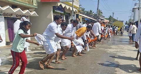 ಕಿಕ್ಕೇರಿಯಲ್ಲಿ ಶುಕ್ರವಾರ ಜರುಗಿದ ರಂಗಹಬ್ಬದ ರಂಗನಕುಣಿತದಲ್ಲಿ ಪುಟಾಣಿಗಳು ಹಿರಿಯರೊಂದಿಗೆ ಕುಣಿದು ಕುಪ್ಪಳಿಸಿದರು. 