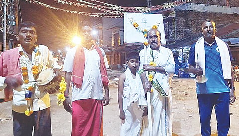 ಕಿಕ್ಕೇರಿ ಗ್ರಾಮದೇವತೆ ಕಿಕ್ಕೇರಮ್ಮನವರ ಜಾತ್ರಾ ಮಹೋತ್ಸವಕ್ಕೆ ಮಾರುತಿ ದೇವರ ಧ್ವಜಪಟ ಮೆರವಣಿಗೆ ಮೂಲಕ ಗುರುವಾರ ಚಾಲನೆ ನೀಡಲಾಯಿತು. 
