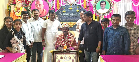 ಕಿಕ್ಕೇರಿ ಹೋಬಳಿಯ ಆನೆಗೊಳದ ಆದಿಚುಂಚನಗಿರಿ ಪ್ರೌಢಶಾಲೆಯಲ್ಲಿ ಸೇವೆ ಸಲ್ಲಿಸಿ ನಿವೃತ್ತರಾದ ಮುಖ್ಯಶಿಕ್ಷಕ ಪುರುಷೋತ್ತಮ ಅವರನ್ನು ಇತ್ತೀಚೆಗೆ ಗೌರವಿಸಲಾಯಿತು. ಜೆ.ಎನ್.ರಾಮಕೃಷ್ಣೇಗೌಡ, ಪ್ರಕಾಶ್ ಮೆನಾಗರ, ದೇವರಾಜು ಮತ್ತಿತರರಿದ್ದರು. 