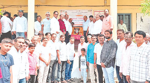  ಕಮಲನಗರದಲ್ಲಿ  ತಾಲೂಕು ಆಡಳಿತ ವತಿಯಿಂದ ಸೋಮವಾರ ಹಮ್ಮಿಕೊಂಡಿದ್ದ ವಿಶ್ವಗುರು ಬಸವಣ್ಣನವರ ಜಯಂತಿ ಕಾರ್ಯಕ್ರಮದಲ್ಲಿ ತಹಸೀಲ್ದಾರ್​ ಅಮಿತಕುಮಾರ ಕುಲಕರ್ಣಿ ಪೂಜೆ ನೆರವೇರಿಸಿದರು. ಇಒ ಹಣಮಂತರಾಯ ಕೌಟಗೆ, ಸಮಿತಿ ಅಧ್ಯಕ್ಷ ಸೂರ್ಯಕಾಂತ ಶಿವಣಕರ್​, ವಿಜಯಕುಮಾರ ಕೌಡಗೆ ಇತರರಿದ್ದರು.