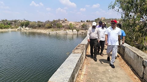ಕೋಲಾರ ಜಿಲ್ಲೆಯ ಬೂದಿಕೋಟೆ ಸಮೀಪದ ಮಾರ್ಕಂಡೇಯ ಡ್ಯಾಂಗೆ ಶಾಸಕ ಕೆ.ವೈ.ನಂಜೇಗೌಡ ಅವರು ಶುಕ್ರವಾರ ಭೇಟಿ ನೀಡಿ ವೀಸಿದರು. ಹರಿಕೃಷ್ಣ ಇದ್ದರು.