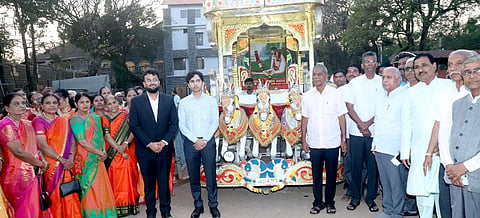 ಬೆಳಗಾವಿ ನಗರದ ಅಶೋಕ ವೃತ್ತದಲ್ಲಿ ಜಿಲ್ಲಾ ಉಸ್ತುವಾರಿ ಸಚಿವ ಸತೀಶ ಜಾರಕಿಹೊಳಿ ವೇಮನ ಭಾವಚಿತ್ರಕ್ಕೆ ಪುಷ್ಪನಮನ ಸಲ್ಲಿಸಿ ಮೆರವಣಿಗೆ ಚಾಲನೆ ನೀಡಿದರು. ಬುಡಾ ಅಧ್ಯಕ್ಷ ಲಕ್ಷ್ಮಣರಾವ ಚಿಂಗಳೆ, ಡಿಸಿ ಮೊಹಮ್ಮದ್ ರೋಷನ್, ಸಿಇಒ ರಾಹುಲ ಶಿಂಧೆ ಇತರರಿದ್ದರು. 