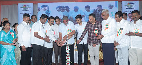  ಬೆಳಗಾವಿ ಗಾಂಧಿ ಭವನದಲ್ಲಿ ಸೋಮವಾರ ನಡೆದ ಬೆಮುಲ್ ವಾರ್ಷಿಕ ಸಭೆಯನ್ನು ಚಾಲಚಂದ್ರ ಜಾರಕಿಹೊಳಿ ಉದ್ಘಾಟಿಸಿದರು. ರಾಹುಲ ಜಾರಕಿಹೊಳಿ, ಶಂಕರ ಇಟ್ನಾಳ್, ಡಾ.ಬಸವರಾಜ ಪರವನ್ನವರ ಇತರರಿದ್ದರು.