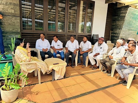  ಬೆಳಗಾವಿ ನಗರದ ಗೃಹ ಕಚೇರಿಯಲ್ಲಿ ಗುರುವಾರ ಲಕ್ಷ್ಮೀ ಹೆಬ್ಬಾಳ್ಕರ ಕ್ಷೇತ್ರದ ಜನರೊಂದಿಗೆ ಸಭೆ ನಡೆಸಿದರು. ಅಧಿಕಾರಿಗಳಾದ ಮಲ್ಲಿಕಾರ್ಜುನ ಕಲಾದಗಿ, ಶಾಂತಪ್ಪ ಹಾದಿಮನಿ,  ಹಾಲಸಿದ್ದಪ್ಪ ಸುಳನ್ನವರ, ಅಭಿಷೇಕ ಪಾಂಡೆ ಇತರರಿದ್ದರು.