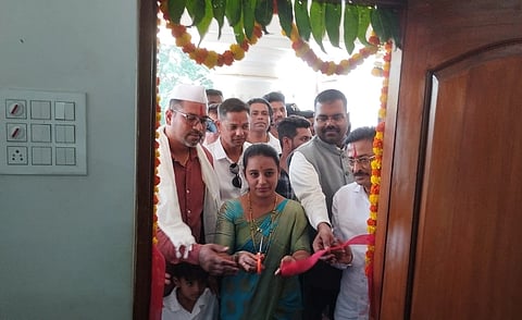  ಬೆಳಗಾವಿ ನಗರದ ಮಹಾನಗರ ಪಾಲಿಕೆ ಕಚೇರಿಯಲ್ಲಿ ಗುರುವಾರ ಸ್ಥಾಯಿ ಸಮಿತಿ ಅಧ್ಯಕ್ಷ ಕಚೇರಿ ಉದ್ಘಾಟಿಸಿದರು. ಪ್ರೀತಿ ಕಾಮಕರ, ಹನುಮಂತ ಕೊಂಗಾಲಿ, ಕಾರ್ತಿಕ.ಎಂ ಇತರರಿದ್ದರು.
