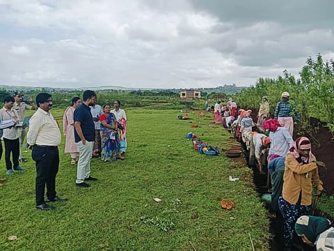 ಬೆಳಗಾವಿ ತಾಲೂಕಿನ  ನೀಲಜಿ ಗ್ರಾಪಂ ವ್ಯಾಪ್ತಿಯ ವಿಬಿ-ಜಿ ರಾಮ್‌ಜಿ ಕಾಮಗಾರಿಗಳನ್ನು ಸಿಇಒ ರಾಹುಲ ಶಿಂಧೆ ಪರಿಶೀಲಿಸಿದರು. ರವಿ ಬಂಗಾರೆಪ್ಪನವರ, ಬಸವಂತಪ್ಪ ಕಡೇಮನಿ, ಬಸವರಾಜ ಎನ್ ಇತರರಿದ್ದರು