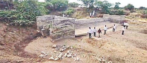 ಮಾದಹಿಪ್ಪರಗಿ ವಲಯದಲ್ಲಿ ನಡೆದಿರುವ ಶಿರಪುರ ಮಾದರಿ ಕಾಮಗಾರಿ ಸ್ಥಳಕ್ಕೆ ಬಿಜೆಪಿ ಮುಖಂಡರು ಭೇಟಿ ನೀಡಿ ಪರಿಶೀಲಿಸಿದರು. ಸಾತಪ್ಪ ಕೋಳಶೆಟ್ಟಿ, ರಾಜಕುಮಾರ ಕುಂಬಾರ, ಸಿದ್ದರಾಮ ತೋಳನೂರ, ಬಸವರಾಜ ಶಾಸಿ, ಧರೆಪ್ಪ ಗುಳಗಿ ಇತರರಿದ್ದರು.